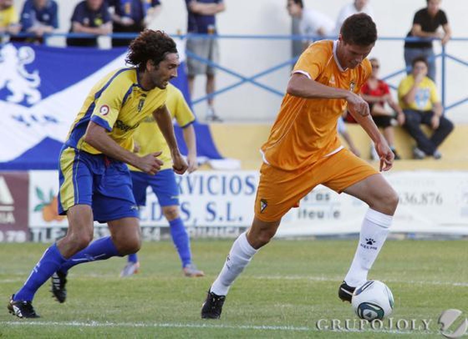 Héctor Yuste conduce la pelota. 

Foto: LOF