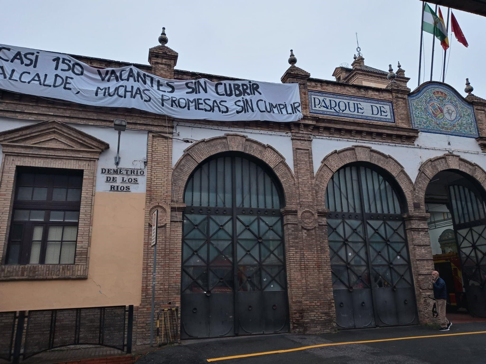 El parque central de Bomberos en San Bernardo, con pancartas de protesta. El parque central de Bomberos en San Bernardo, con pancartas de protesta.