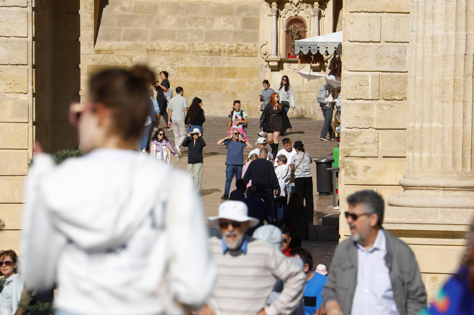 Las imágenes de Córdoba repleta de turistas en el Puente de los Santos