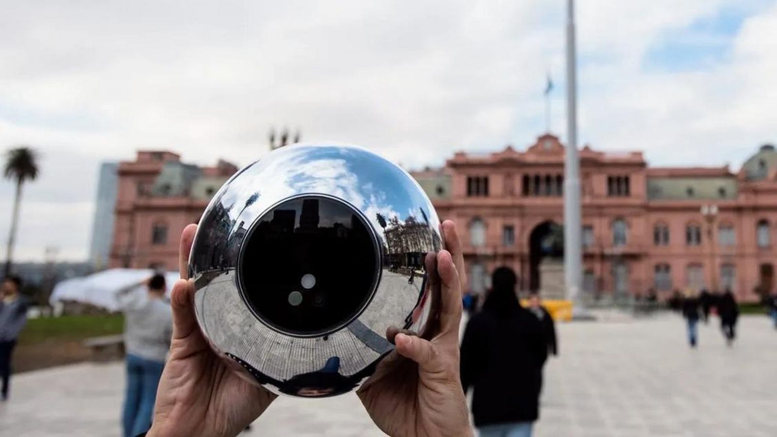 Dispositivo para escanear el iris de Worldcoin.