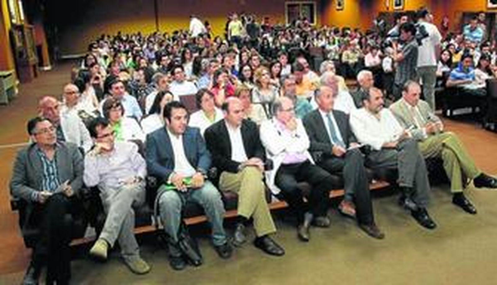 Los nuevos residentes llenaron ayer el salón de actos del Hospital Clínico.