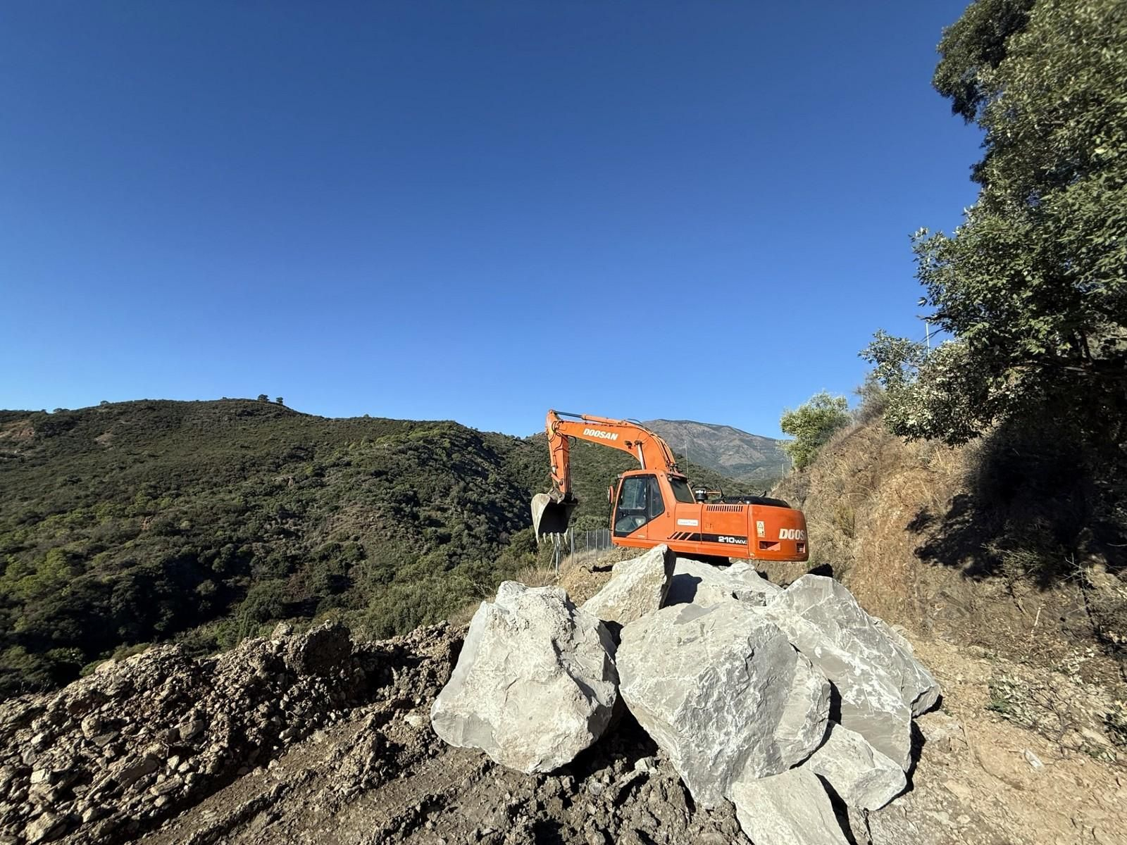Las obras del muro en uno de los caminos rurales.
