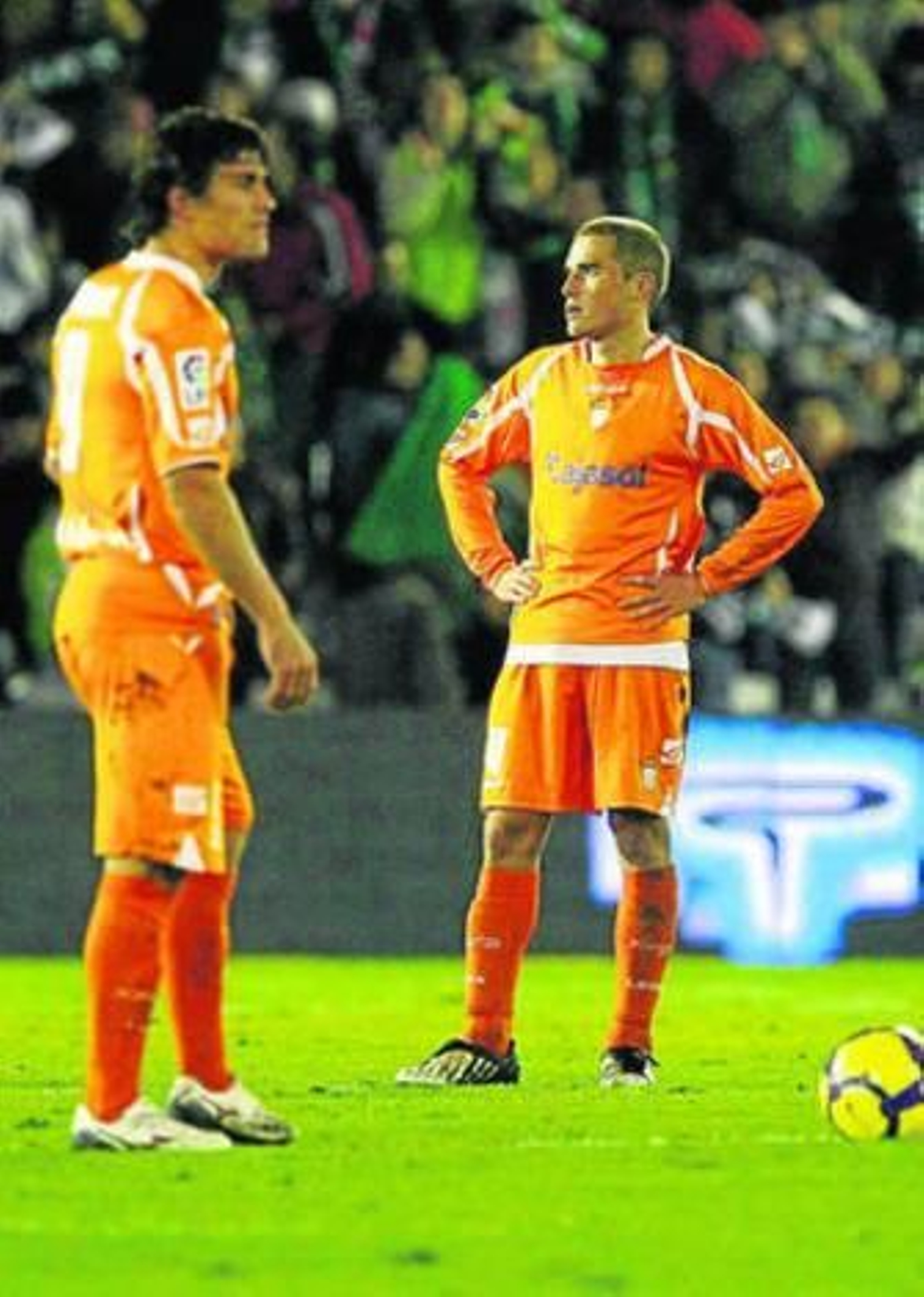 Bergantiños y Bermejo, tras recibir el gol de la derrota en Santander.