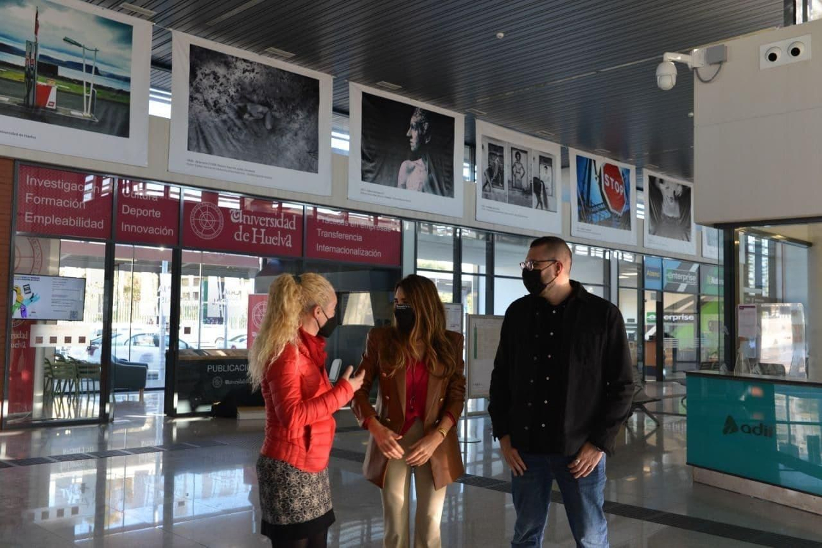 Joaquina Castillo entre los artistas Juana Martín y Jesús García en la muestra de Contemporarte en la estación de Adif. Joaquina Castillo entre los artistas Juana Martín y Jesús García en la muestra de Contemporarte en la estación de Adif.