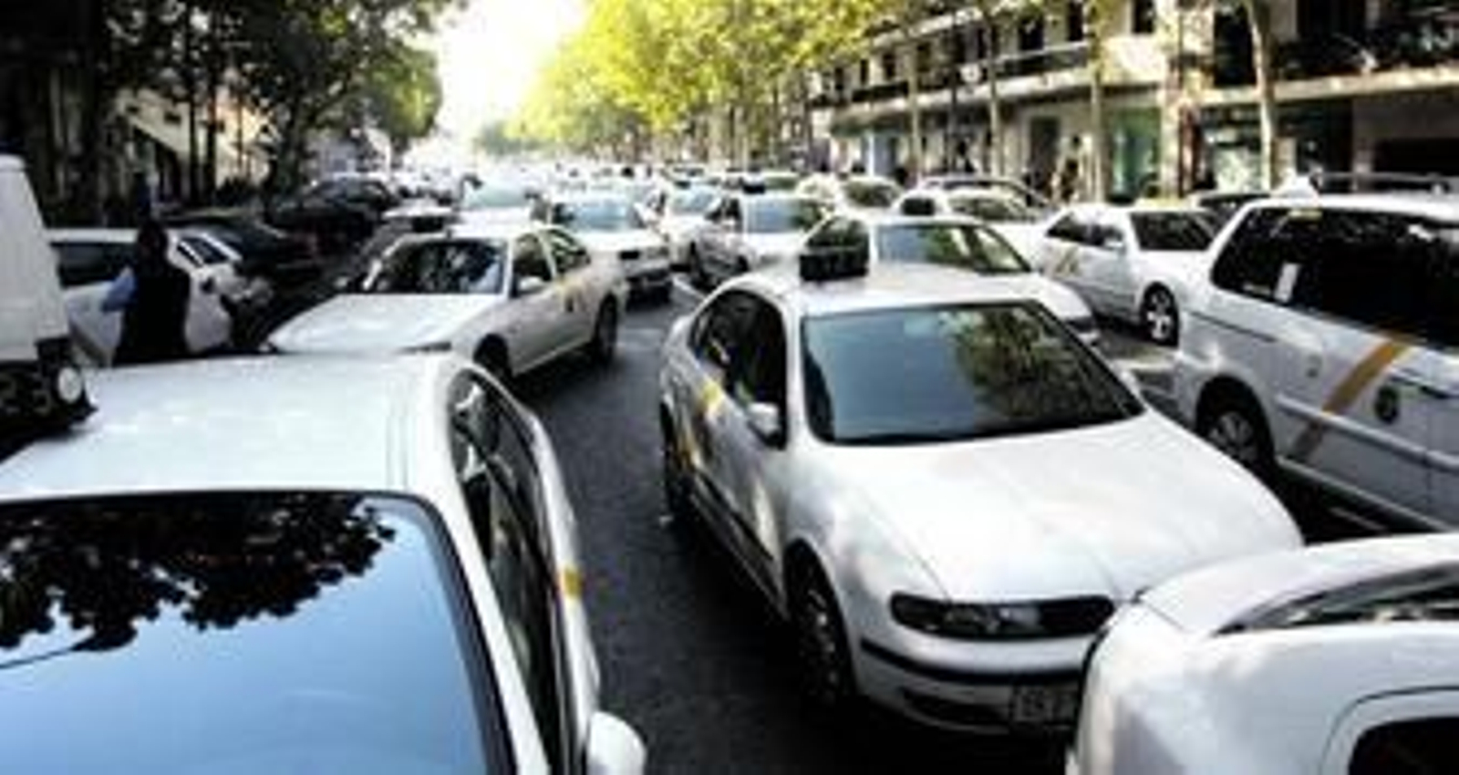 Estado de colapso que presentaba la avenida Reyes Católicos a las dos de la tarde de ayer, invadida por los taxistas.