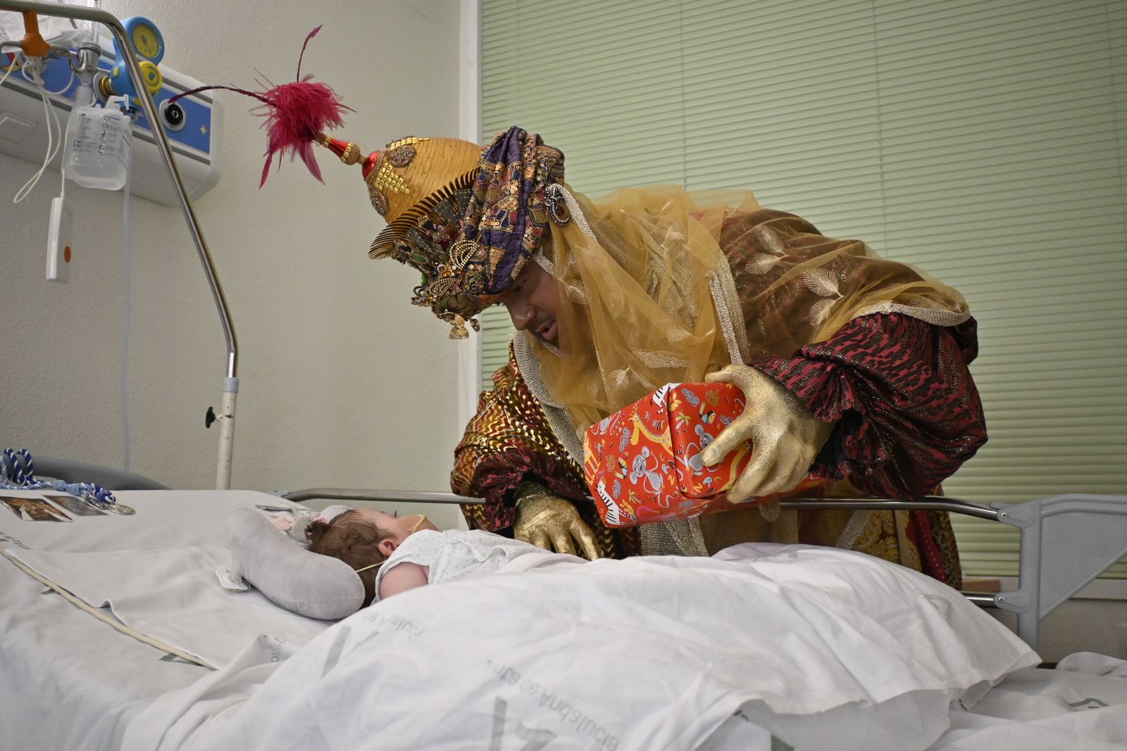 Recorrido fotográfico de los Reyes Magos por el hospital y los centros de mayores en la mañana del 5 de enero en Huelva