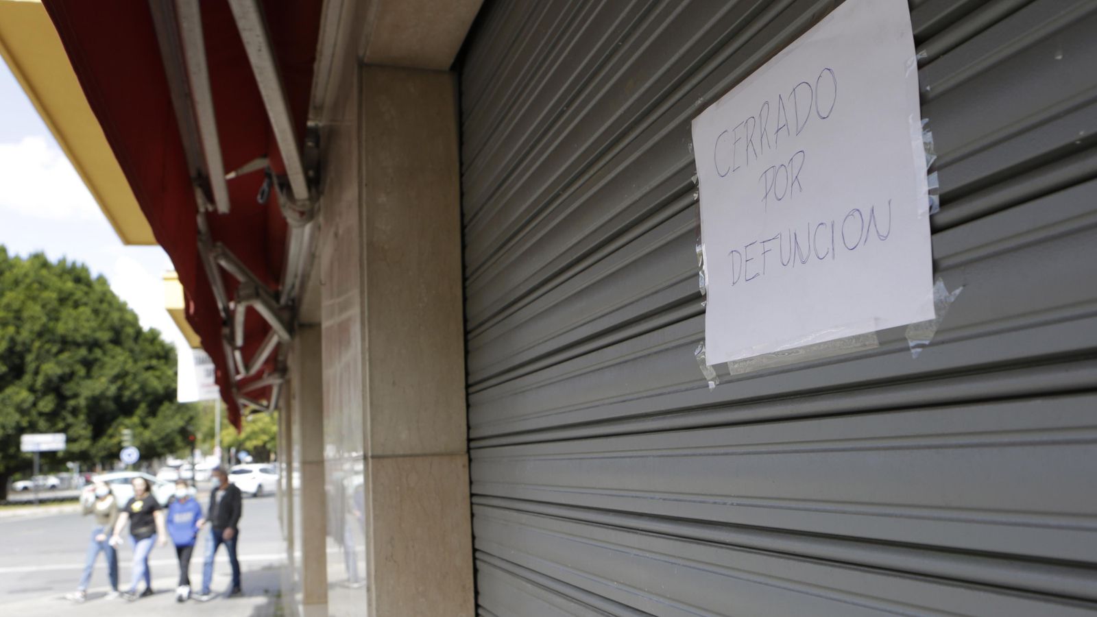 El bar en el que trabajaba la víctima, cerrado por defunción.