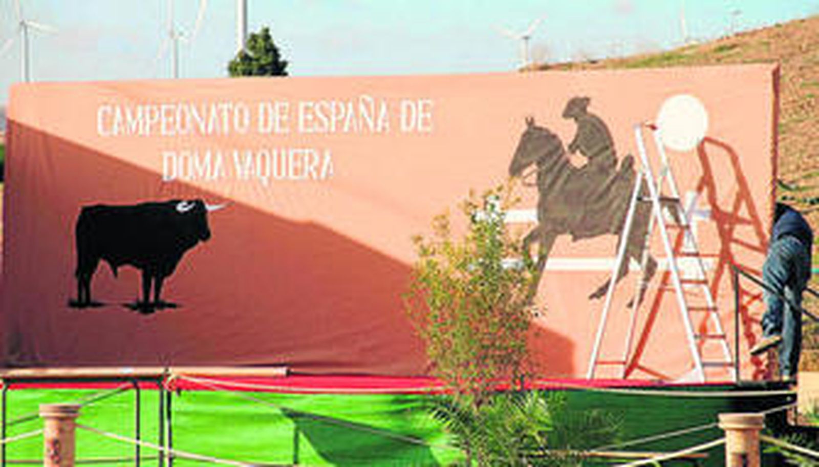 Un operario ultima preparativos en el escenario del Recinto Ferial, ayer por la tarde.