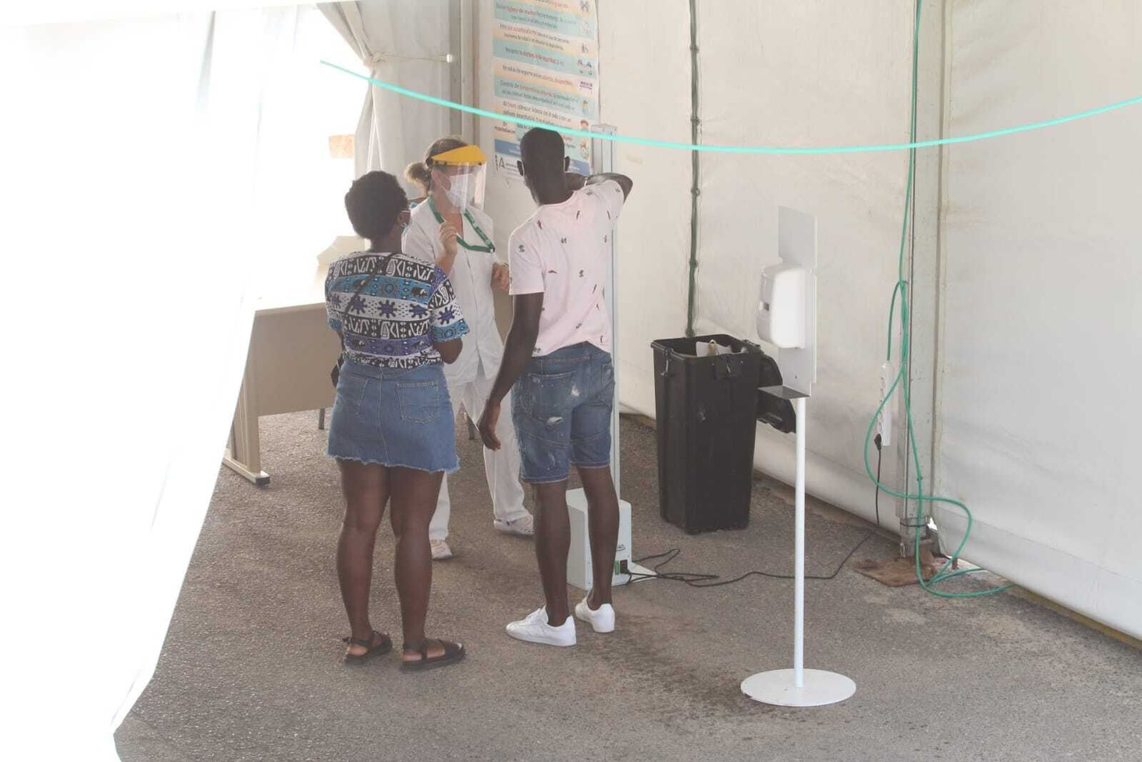 Pruebas PCR en el punto de auto-covid del hospital de Poniente