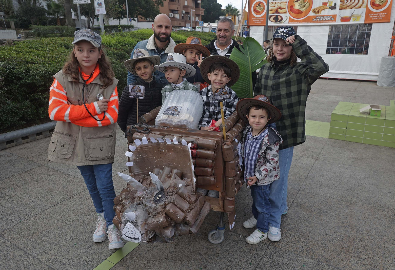 Búscate en las fotos del Arrastre de Latas 2025 en Algeciras