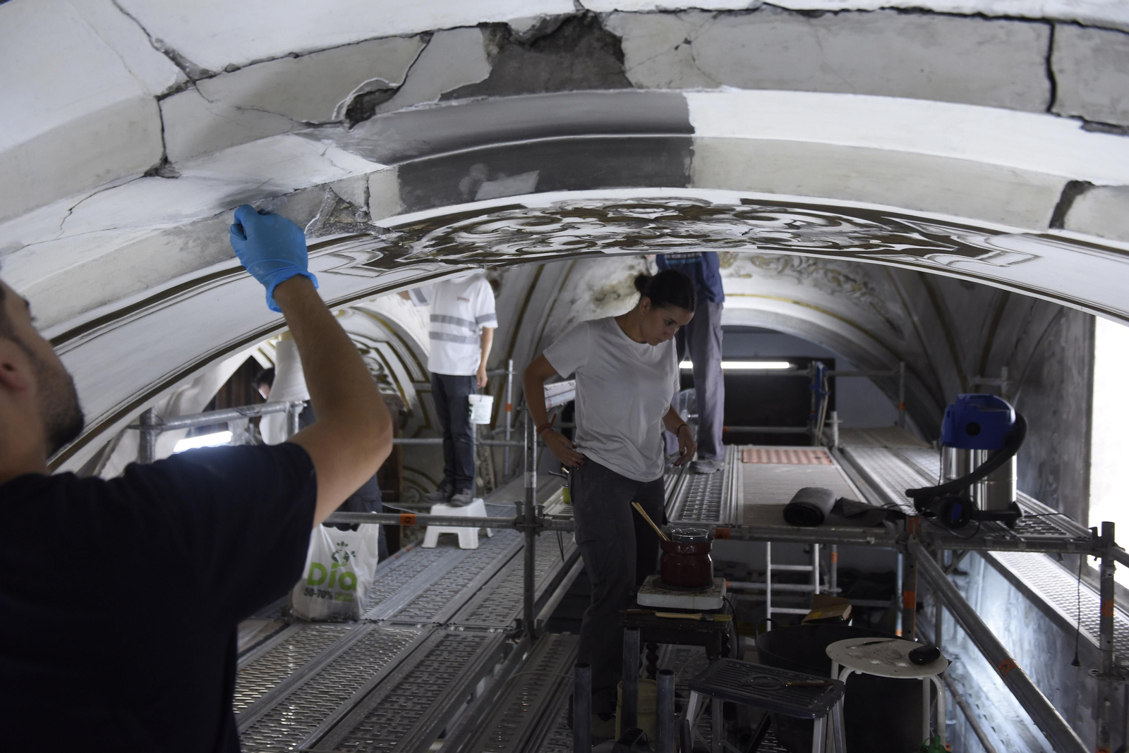 Todas las imágenes de la restauración de las pinturas en la Parroquia de la Magdalena