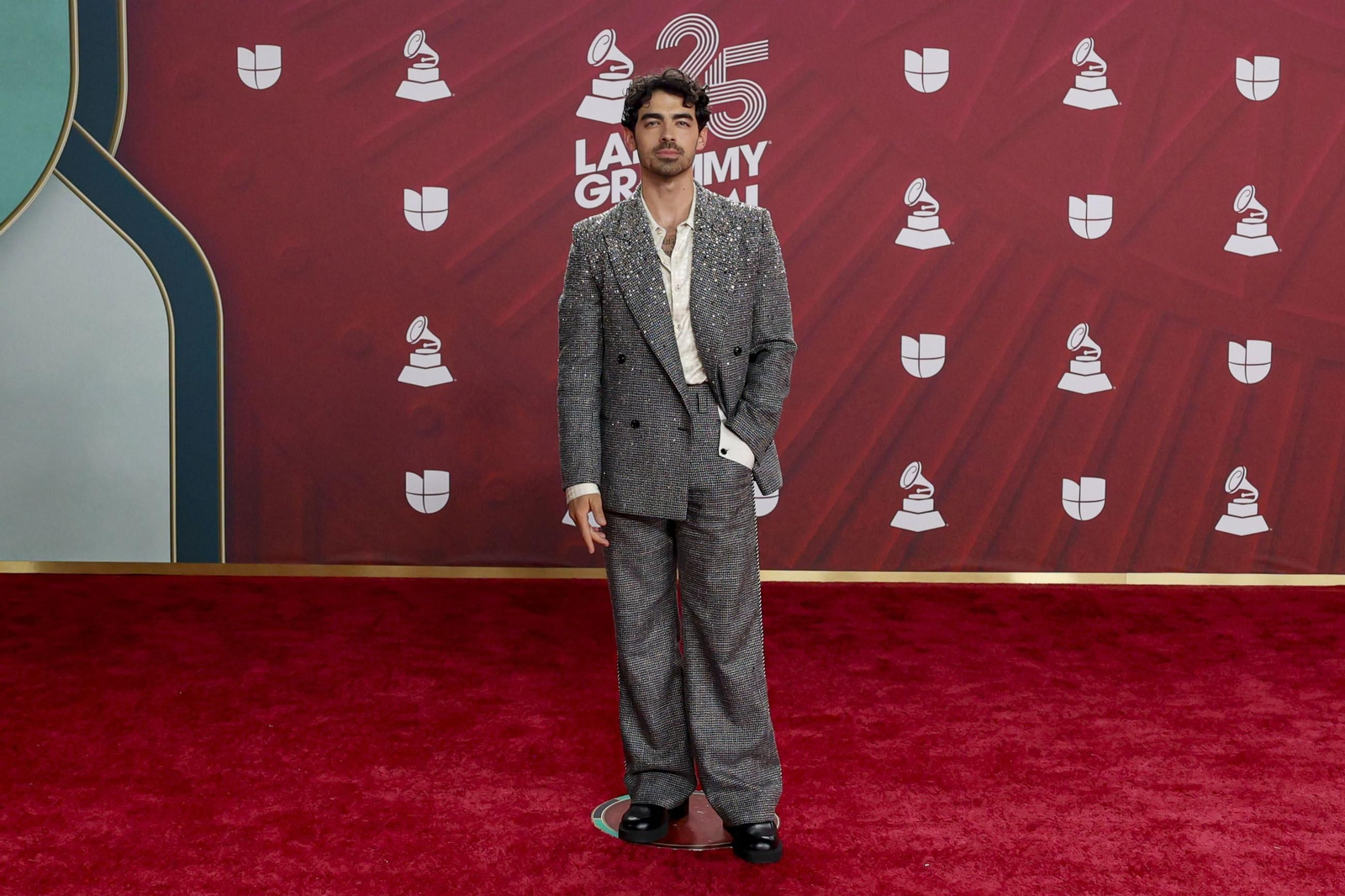 Todos los famosos, tendencias y curiosidades en la alfombra roja de la 25 edición de los Grammy Latinos