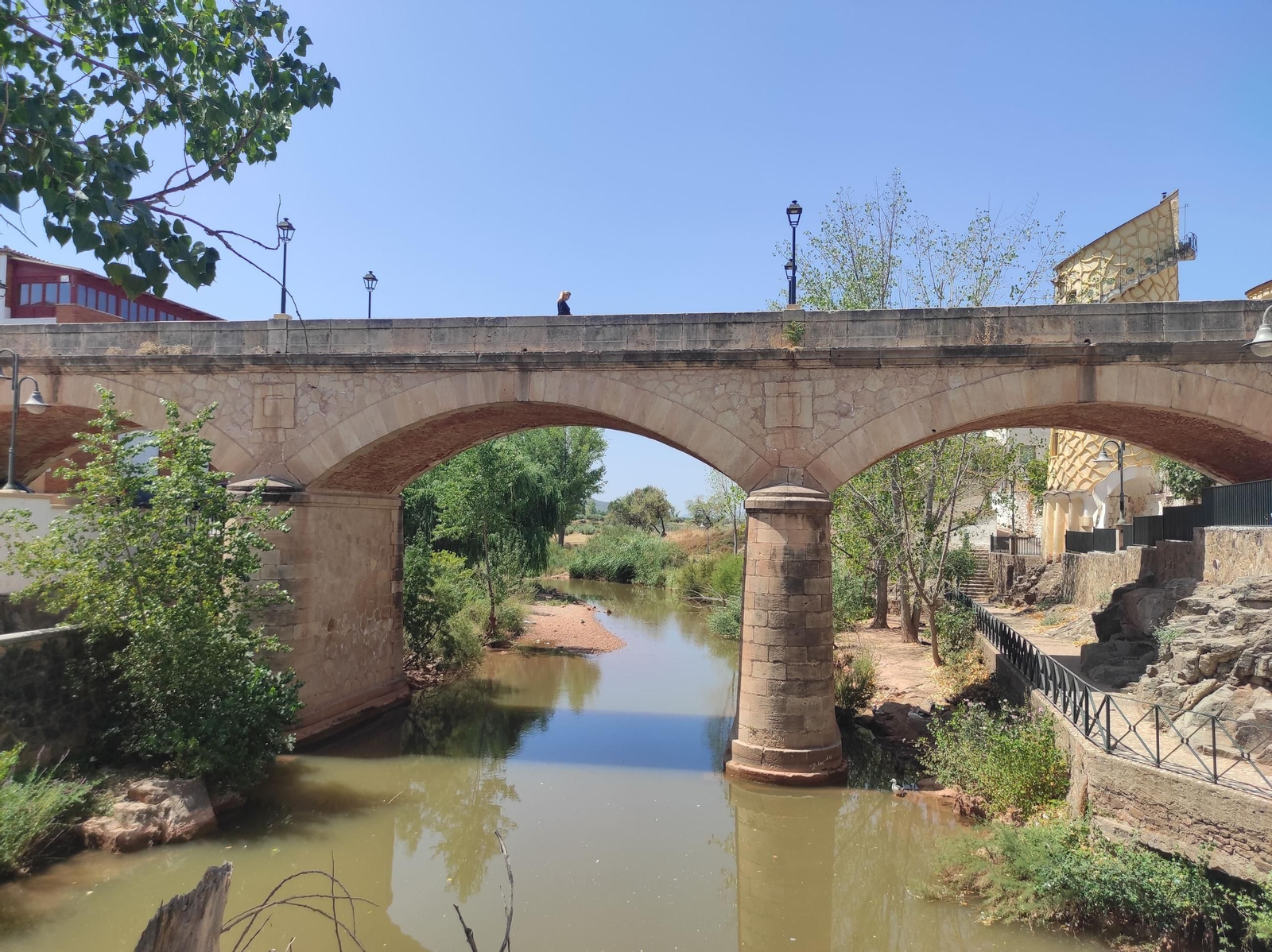 Disfruta de un paseo a orillas del río Guadalimar lleno de arte y rincones únicos.