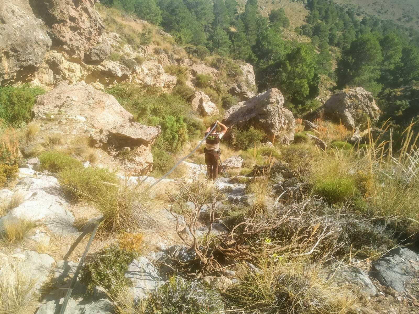 Instalación del aliviadero que une Fuente Alta con la balsa redonda en Dalías.