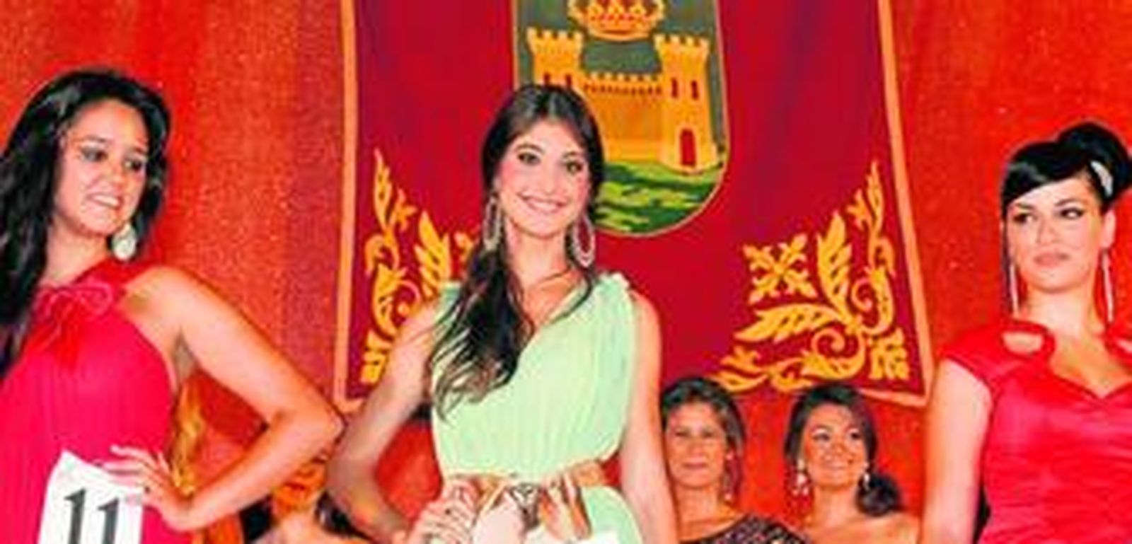 La próxima reina, Laura Blanco, en el centro, posa junto a sus damas de honor Carmen Mateos, a la izquierda, y Rocío Ruiz, a la derecha.