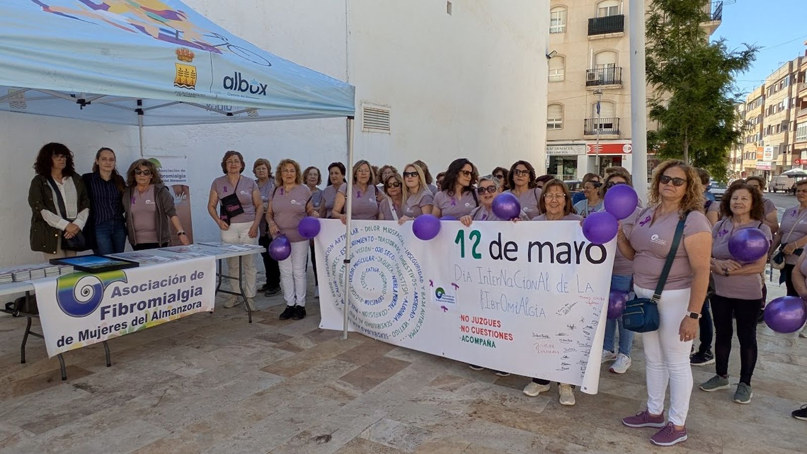 Manifestantes tras llegar a la plaza Miras Carrasco