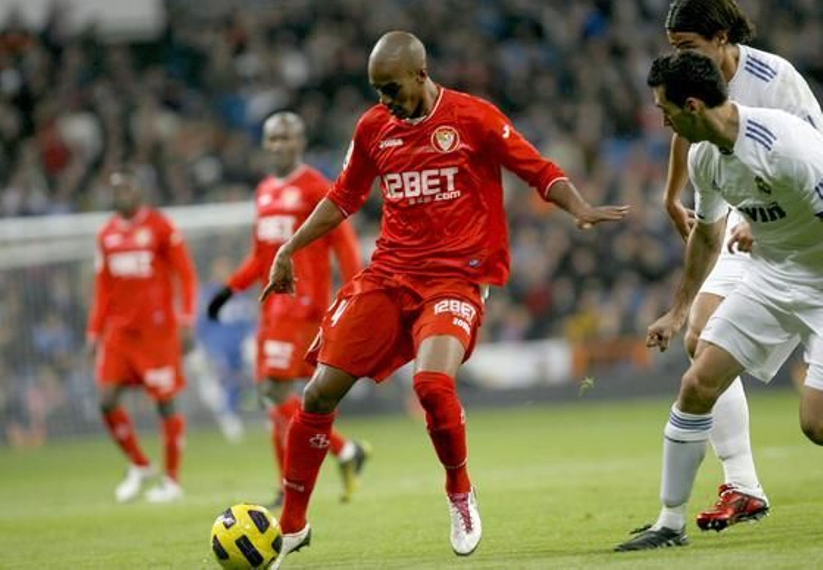 El Sevilla cae en el Bernabéu pese a jugar con un jugador más durante casi media hora. / EFE