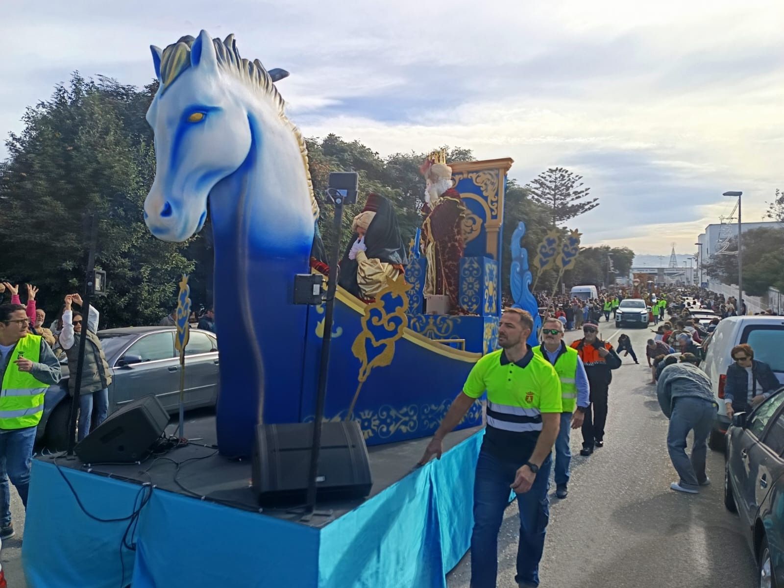 La ilusión de la cabalgata de los Reyes Magos recorre Tarifa en una mañana sin lluvia, en imágenes