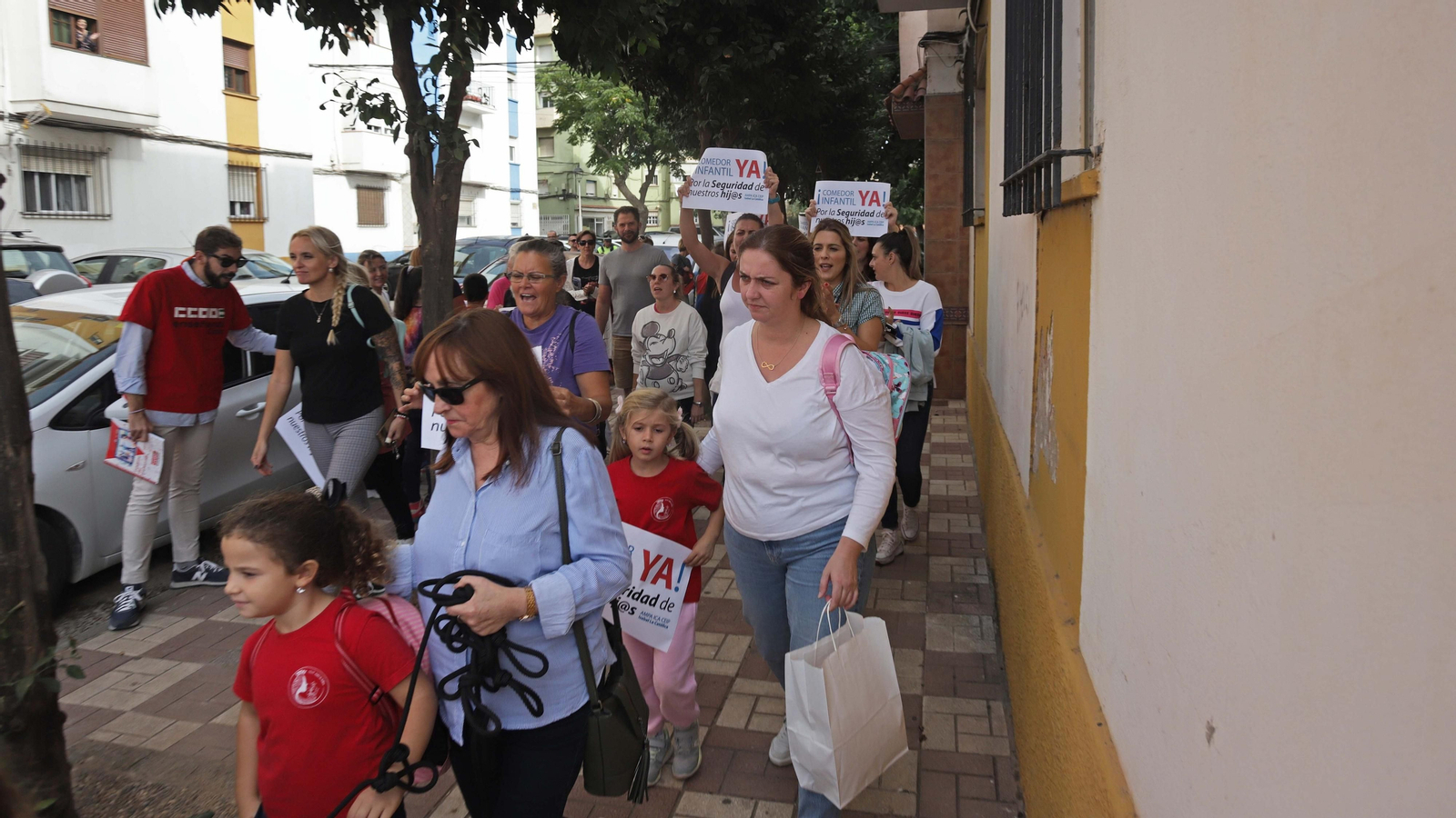 Fotos de las protestas de padres y alumnos del CEIP Isabel la Católica en La Línea
