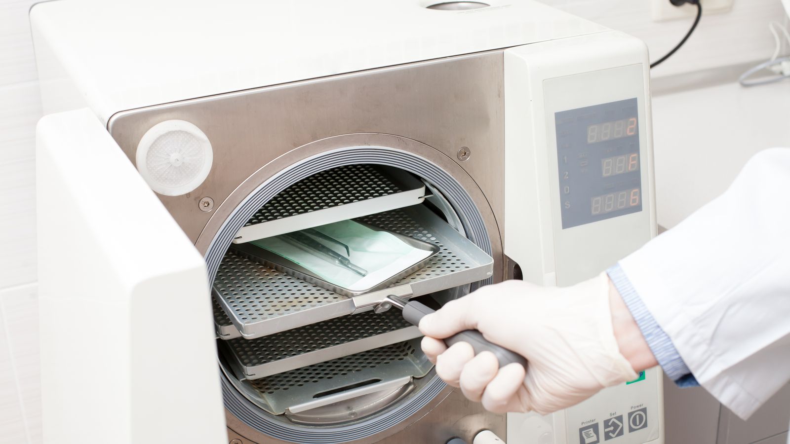 Esterilización del material por parte de la clínica dental.