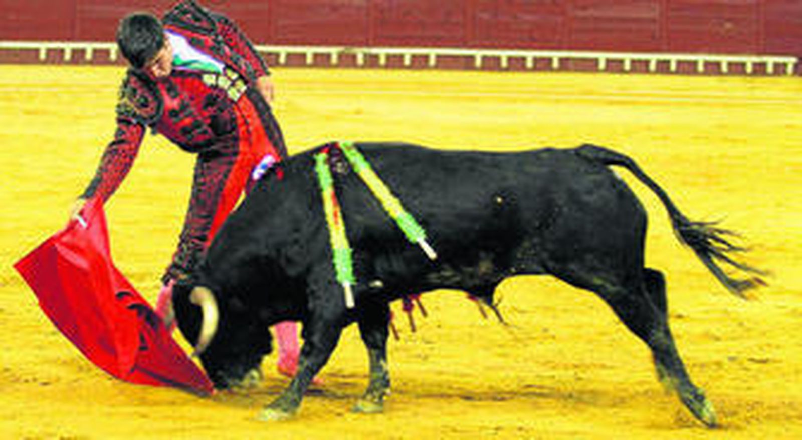 El novillero portuense Alejandro González Acosta en una de sus cuatro actuaciones en la plaza de toros de El Puerto.