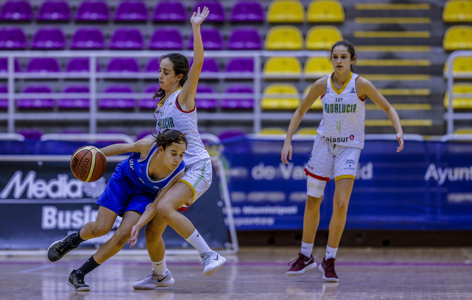 Al fondo, con el '4', la cajista María Baldomero.