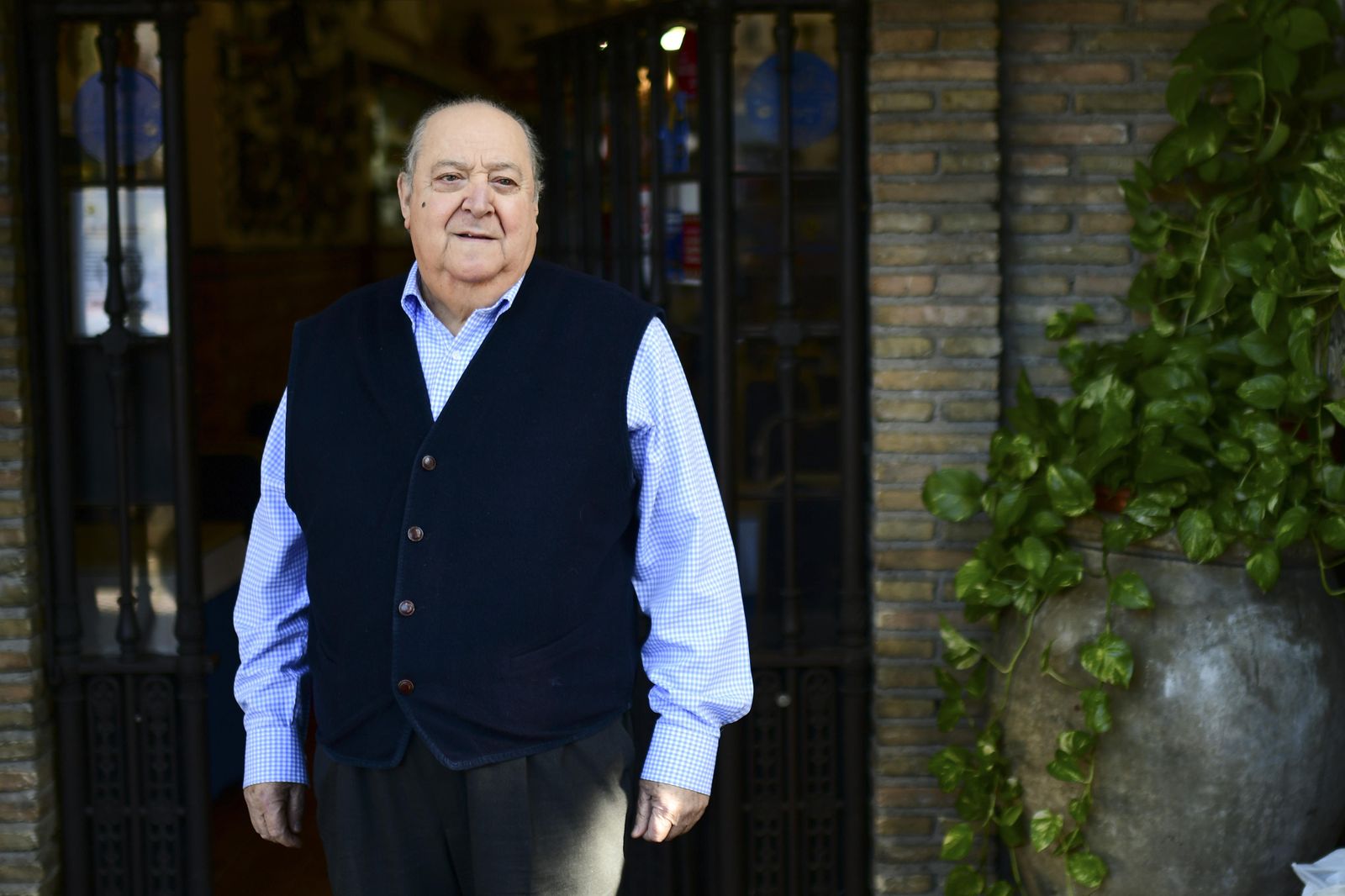 Juan Peña, en la puerta de su mesón.