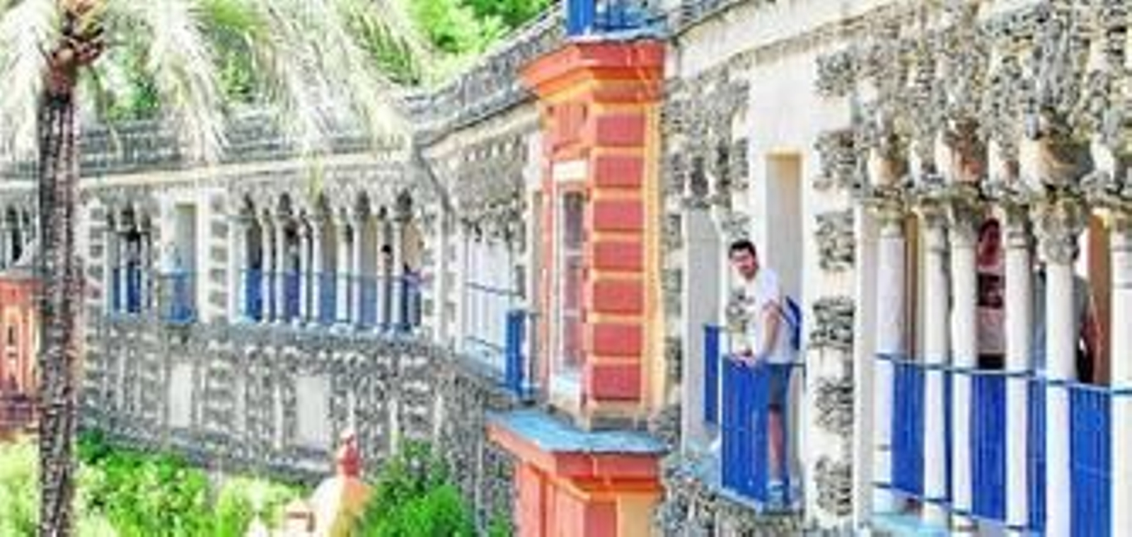 Los primeros turistas volvieron a pisar ayer por la mañana la Galería del Grutesco después de su rehabilitación.