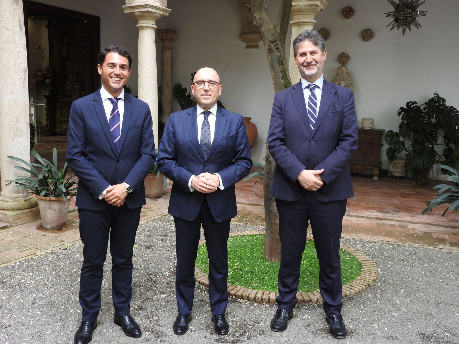 El nuevo director de la Fundación Cajasur, Leopoldo Izquierdo, el presidente de la Fundación y CEO de Cajasur, Joseba Barrena, y el director saliente, Ángel Cañadilla, hoy en el Palacio de Viana.