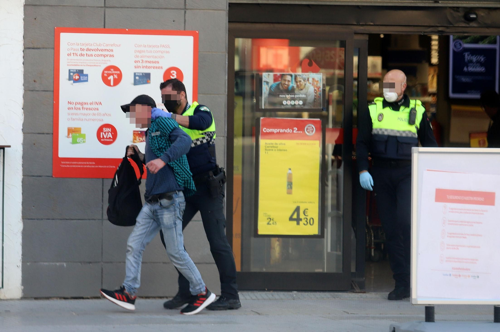 Imágenes de la actuación de la Policía Local en un altercado de desorden público en un supermercado