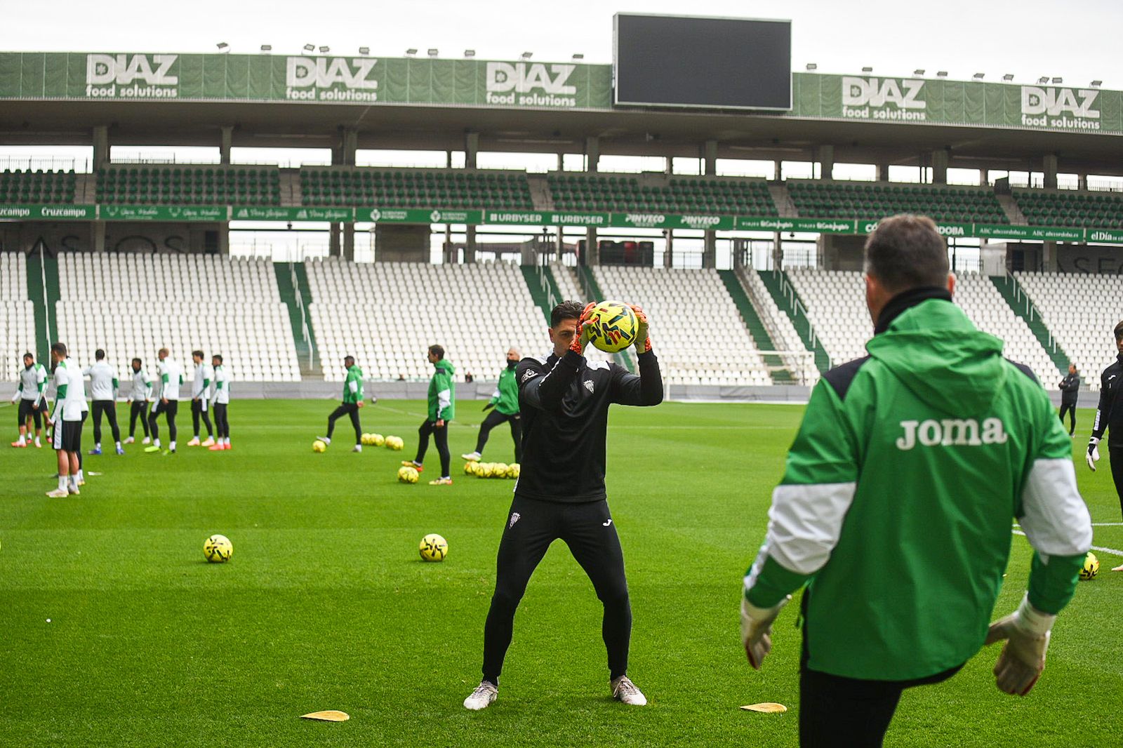 El Córdoba CF se deja querer por su afición en el Día de Año Nuevo: las fotos del entrenamiento de puertas abiertas