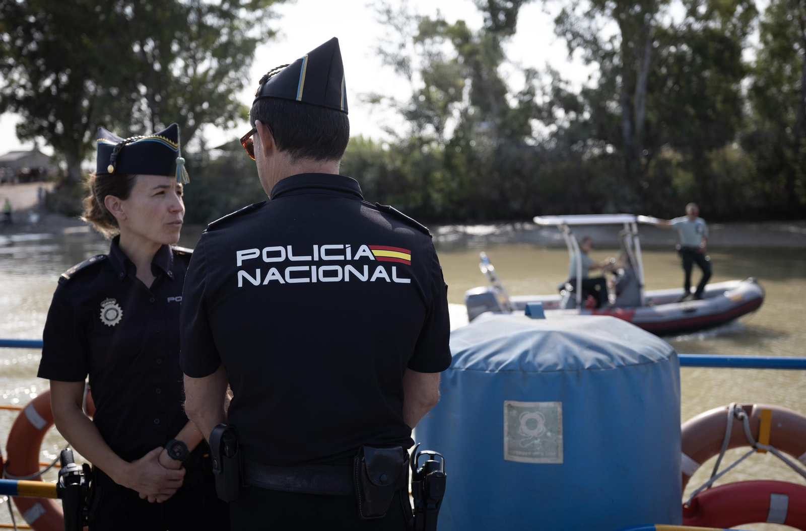 El cruce de las hermandades del Rocío por la barcaza de Coria, bajo el dispositivo de seguridad de la Policía Nacional