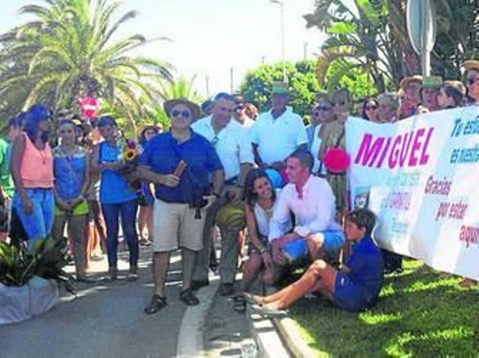 Un centenar de personas recibieron en Playa Granada a Miguel Lorenzo Vílchez.