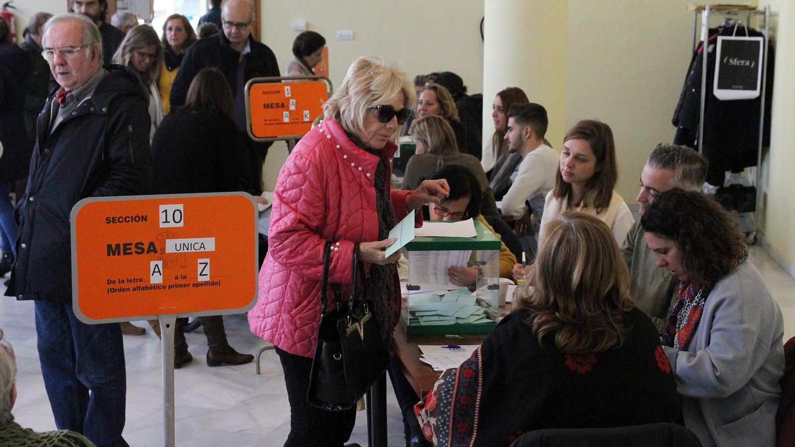 Un colegio electoral en la capital onubense en las pasadas elecciones andaluzas de 2018.