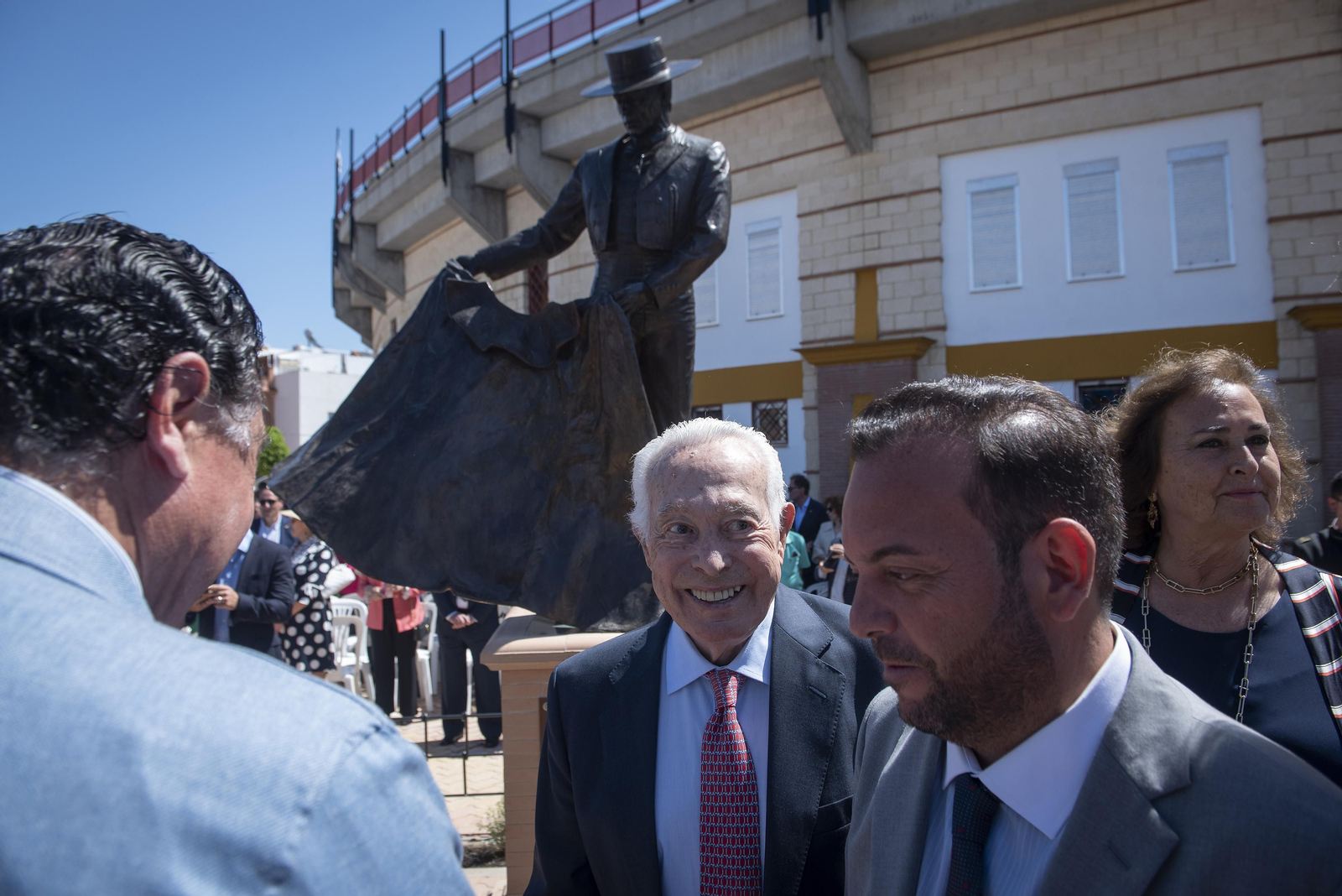 La Inauguración del monumento a Curro Romero en la plaza de toros de La Algaba, en imágenes