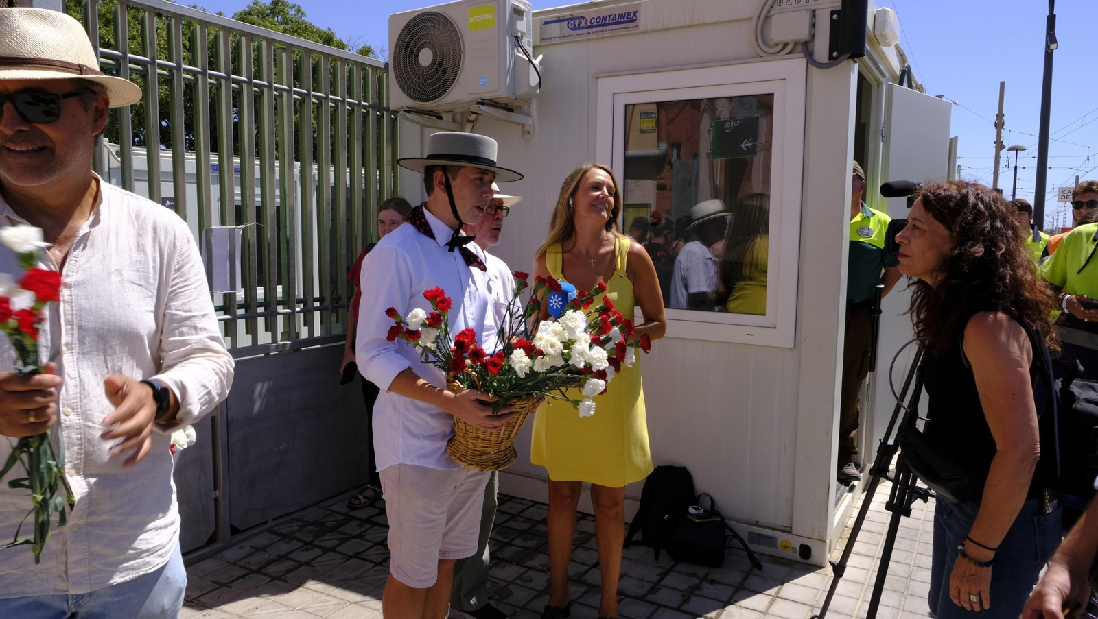 Claveles en defensa del tren en la provincia de Almería, en imágenes
