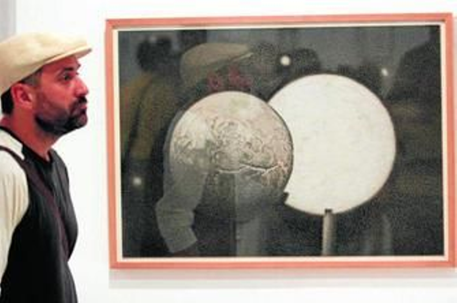 Un visitante junto a uno de los dibujos que componen la muestra del Archivo Municipal.