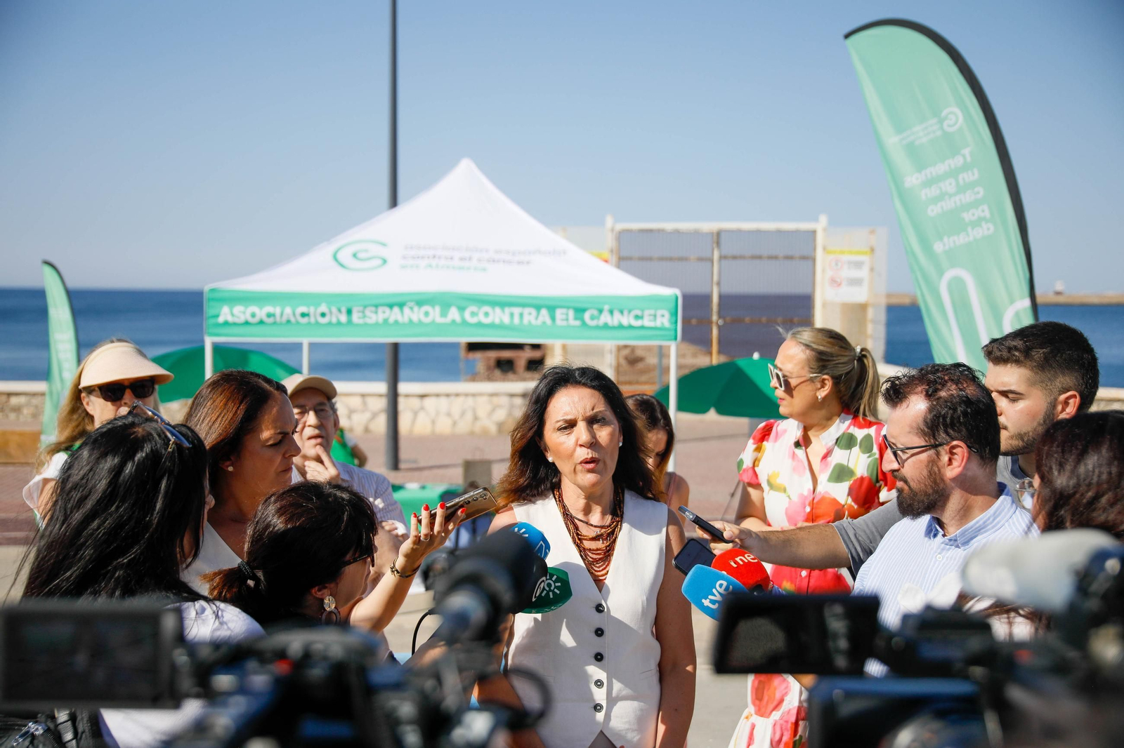 Las imágenes de la carpa informativa sobre prevención del cáncer de piel en Almería