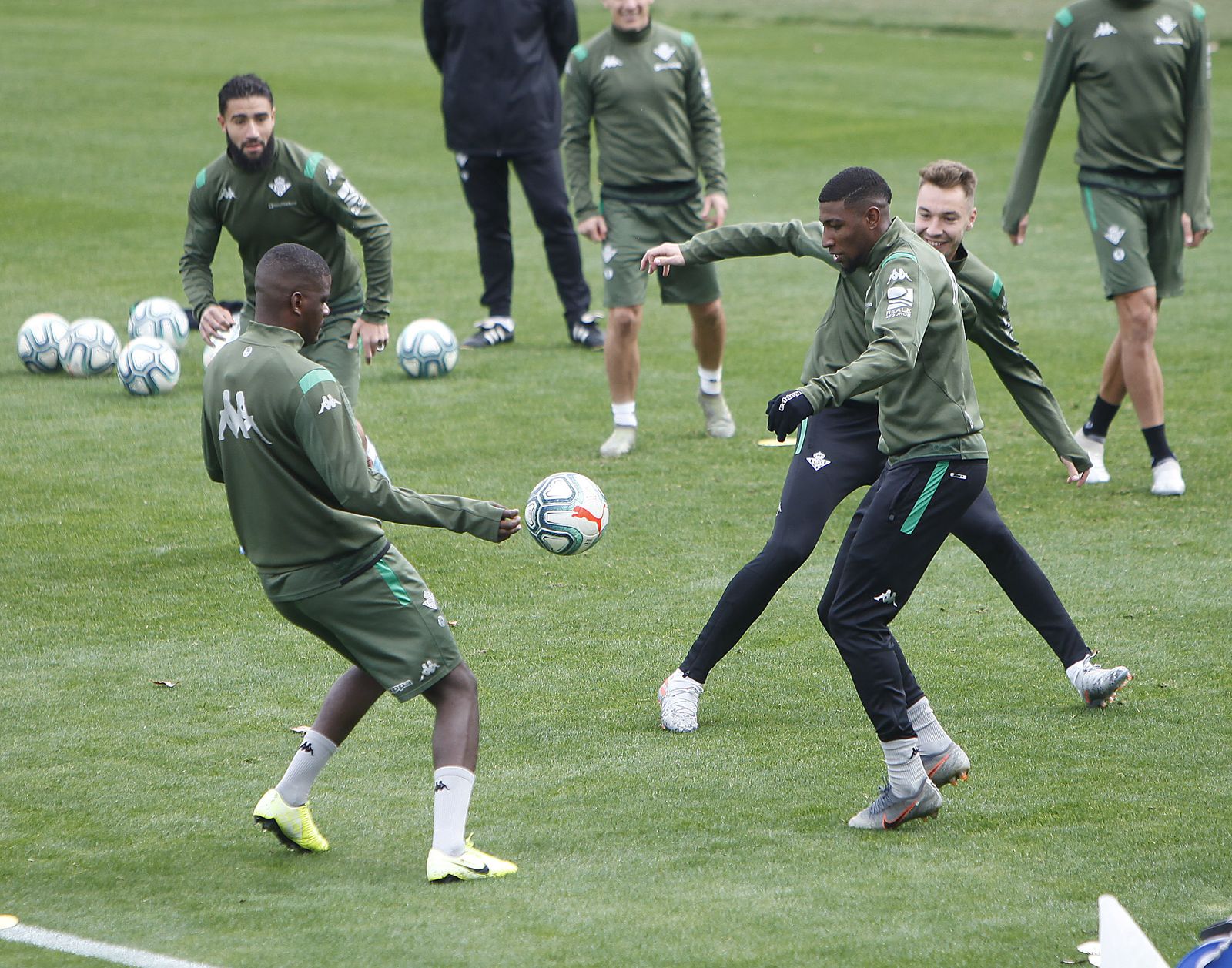 Emerson participa en un rondo junto a William Carvalho, Fekir y Loren.