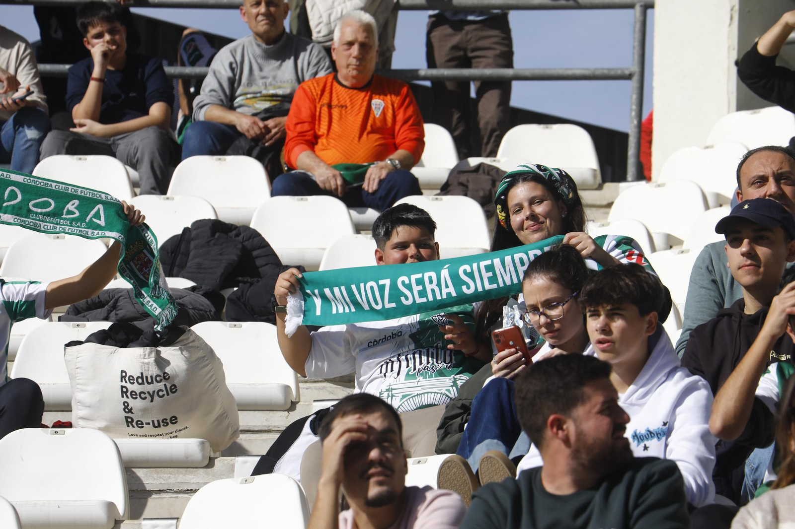 Las mejores fotos del ambiente en el Córdoba CF - Almería en El Arcángel