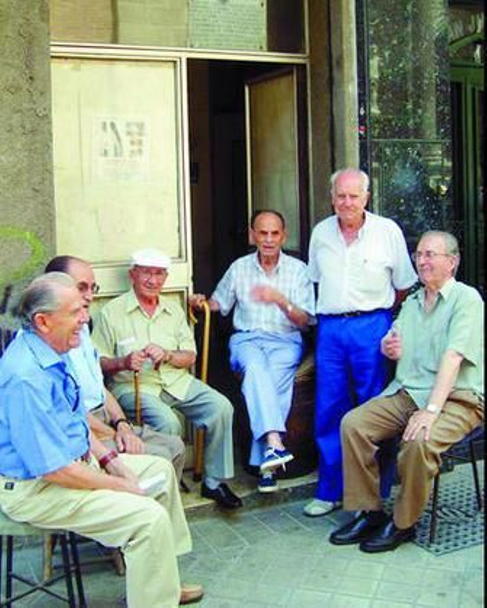 1. Dos ilustres trabajadores de la calle: Manuel, de pie, tonelero, con su tertulia; y Salvador, con su señora, colchonero. 2. Hospital San Juan de Dios. 3. Colas en San Juan de Dios. FOTOGRAFÍAS: JOSÉ LUIS DELGADO.