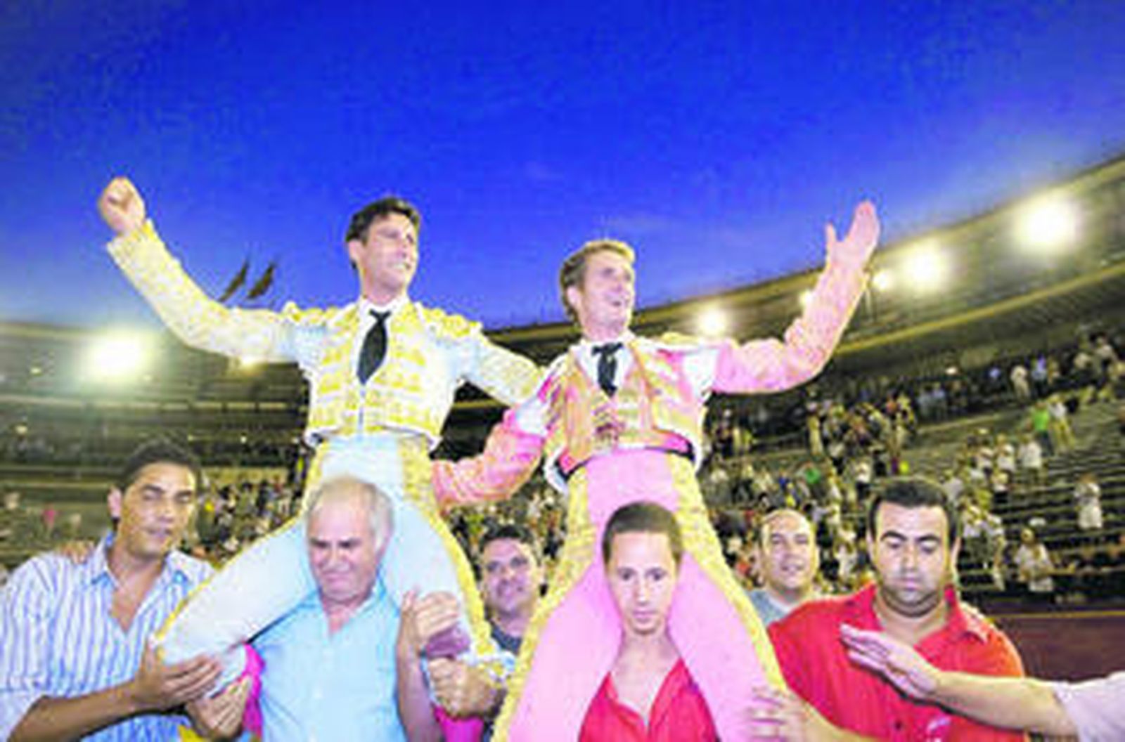 Calvo, izquierda, y el cordobés José Luis Moreno saliendo a hombros ayer de  la plaza de toros de Valencia.