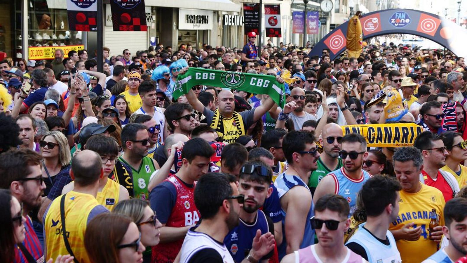 La gran fiesta de las aficiones en la Copa: Miles de personas toman las calles de Las Palmas