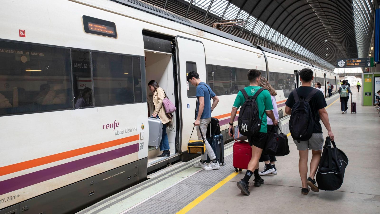 Viajeros subiendo a un tren en la estación de Santa Justa.