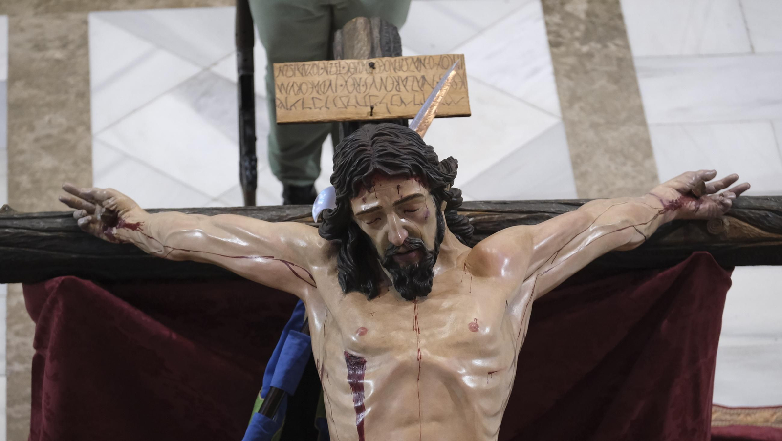 La Legión custodia el Cristo de la Buena Muerte en la Semana Santa de El Parador 2025