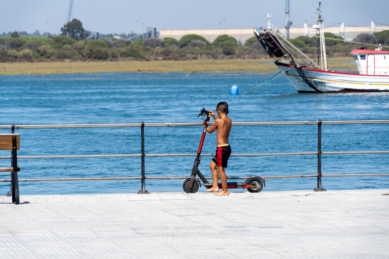 Imágenes de una tarde en el Paseo de la Ría de Punta Umbría