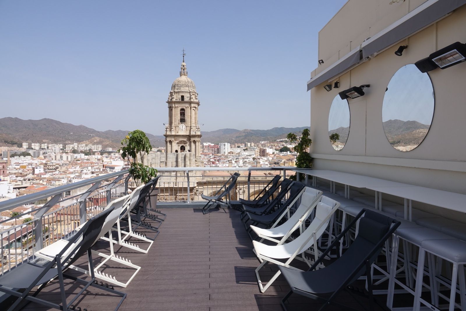 La torre de la Iglesia de la Encarnación es el foco de atención de las miradas.