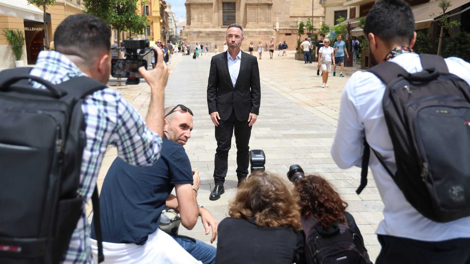 Guillermo Díaz tras salir del hotel donde ha comparecido para anunciar su salida de la política.