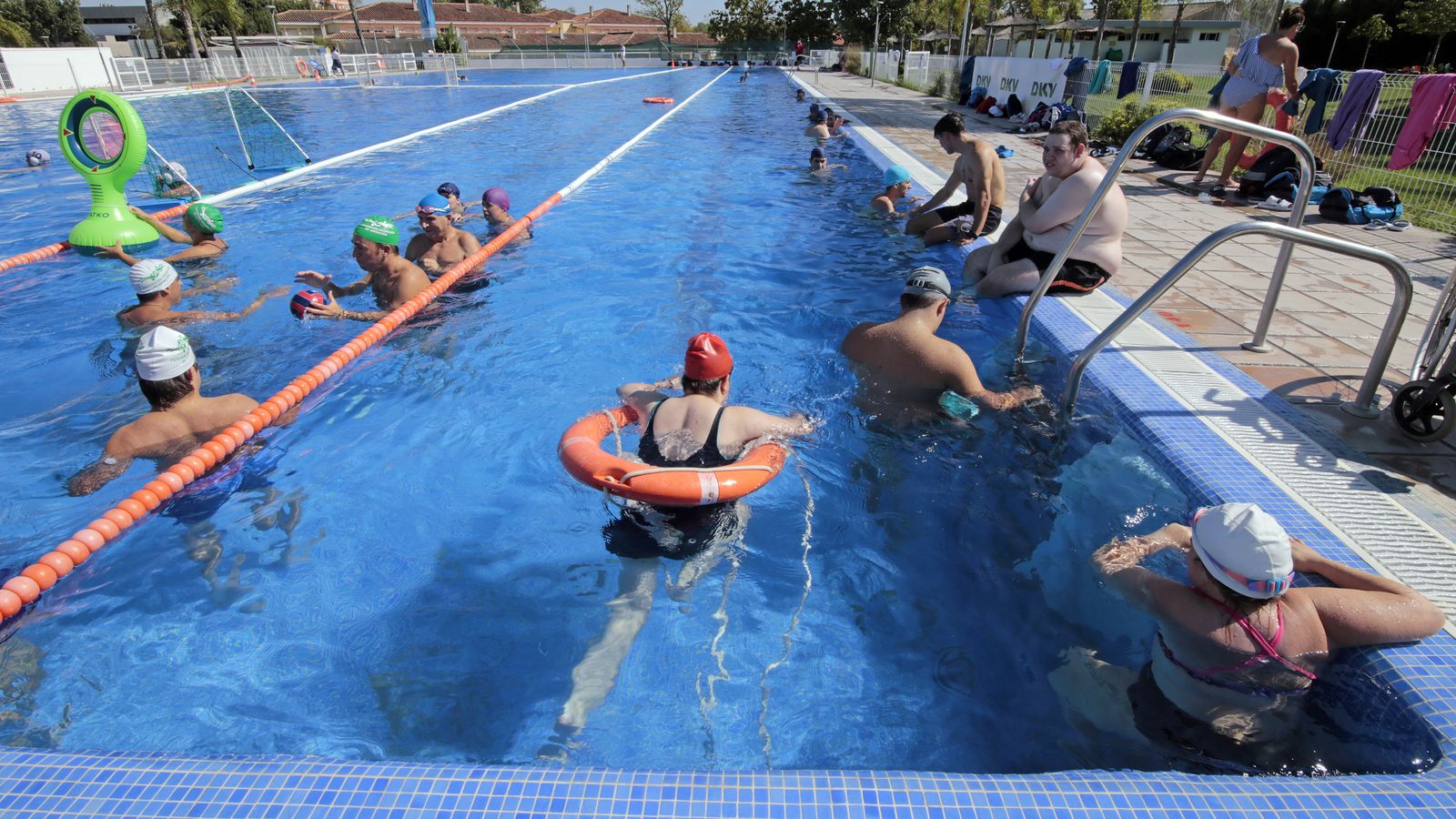 Imágenes de las actividades de waterpolo inclusivo DkV, Ayuntamiento y varias asociaciones en Piscina Jerez Arena Village