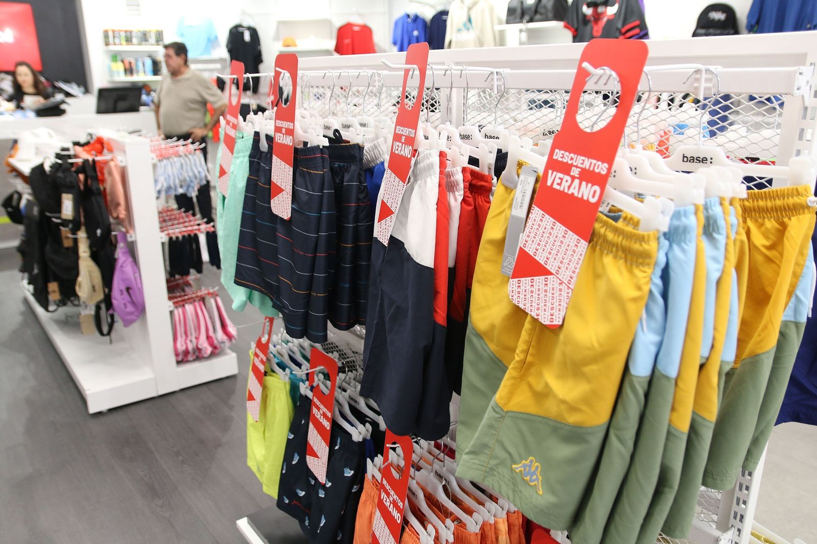 Artículos con descuentos de verano en un comercio de la capital almeriense